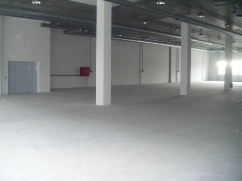 Verwaltungs- (167 m2), gewerbe- (375 m2, 150 m2) und lagerflächen