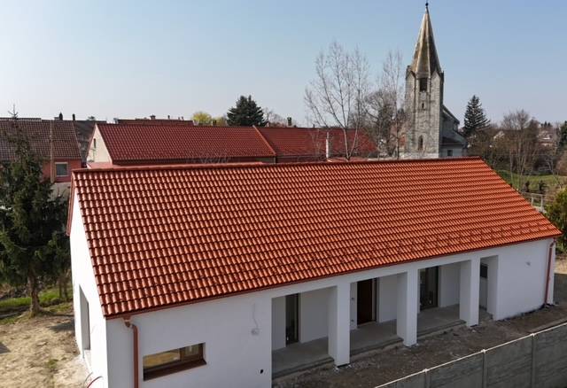 Neubau eines malerischen Hauses auf einem großzügigen Grundstück.Rajka