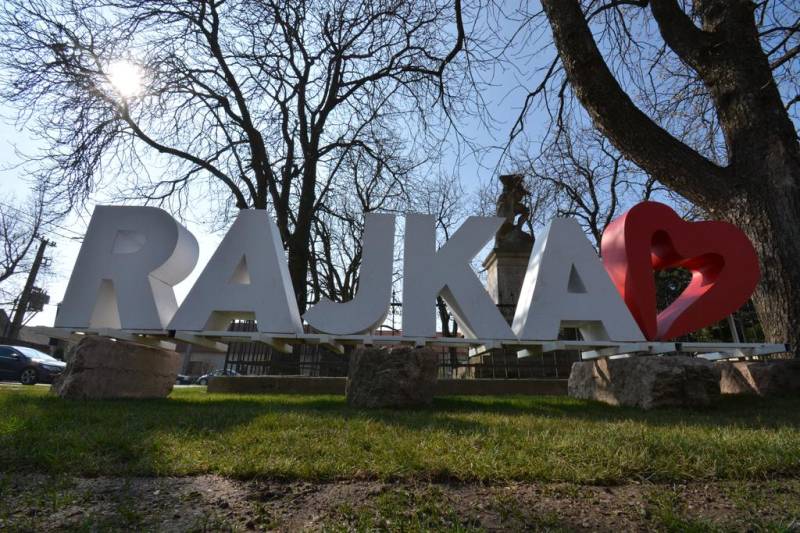 Neubau eines malerischen Hauses auf einem großzügigen Grundstück.Rajka