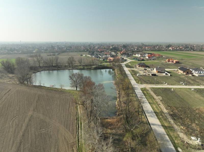 Neubau eines malerischen Hauses auf einem großzügigen Grundstück.Rajka